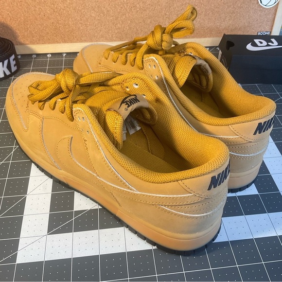 Nike dunk retro
 *wheat gum
brand new
NWOT - Picture 10 of 13